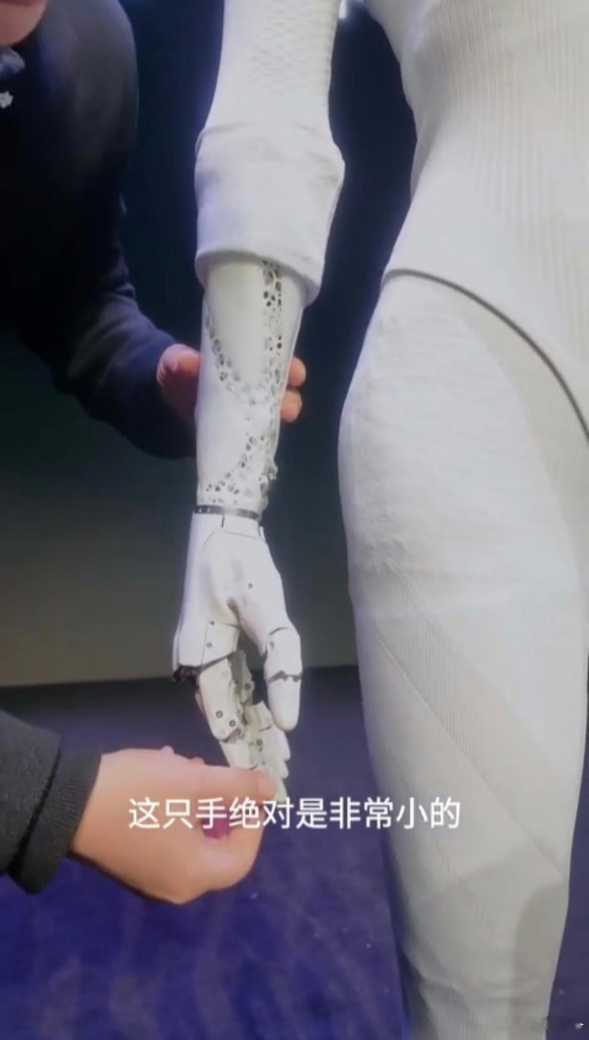 很多人都说小鹏的机器人里面藏了个人，这真的是对机器人最大的夸奖了[嘻嘻]何小鹏回