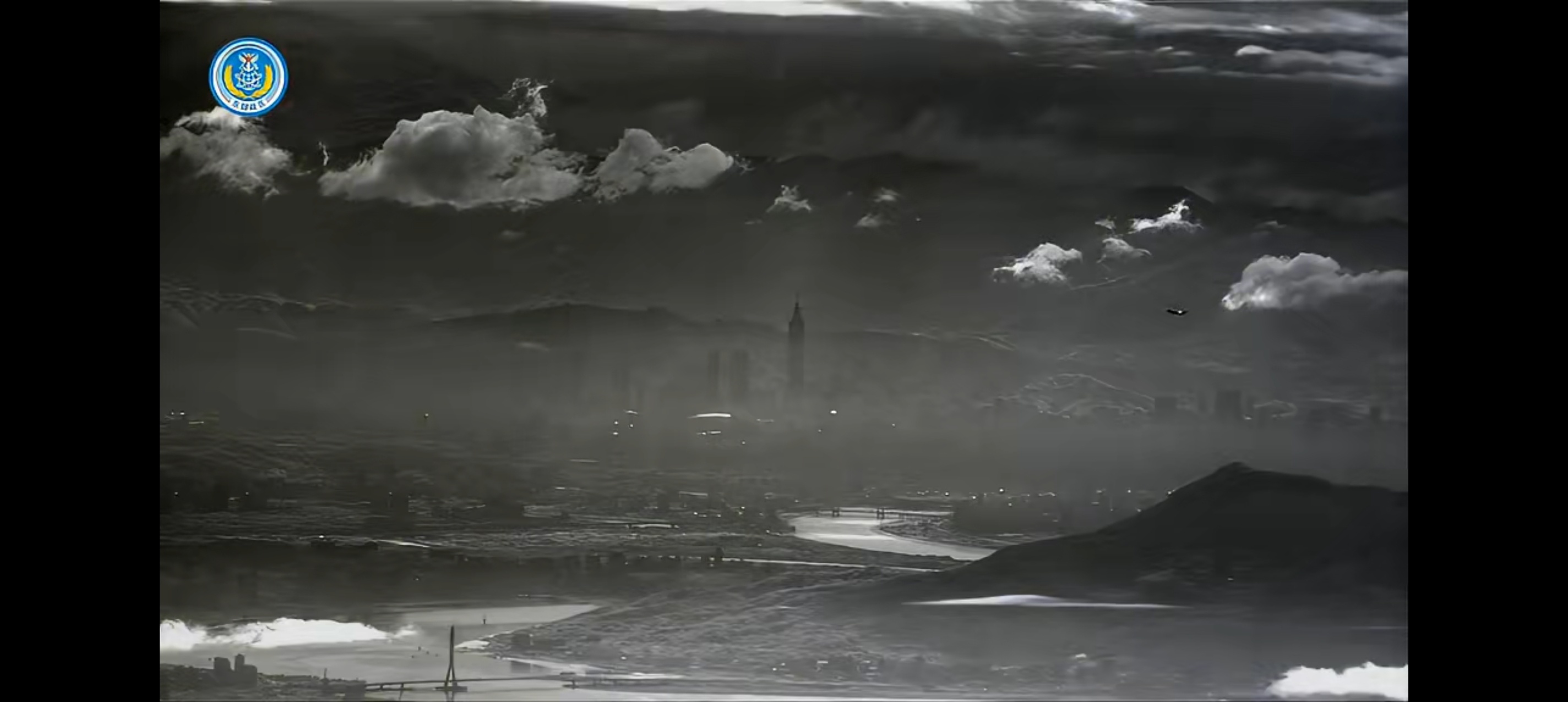 两个合影双尾蝎无人机凌晨1点拍摄的台北101大楼，一架客机正在机头向北爬升以及台