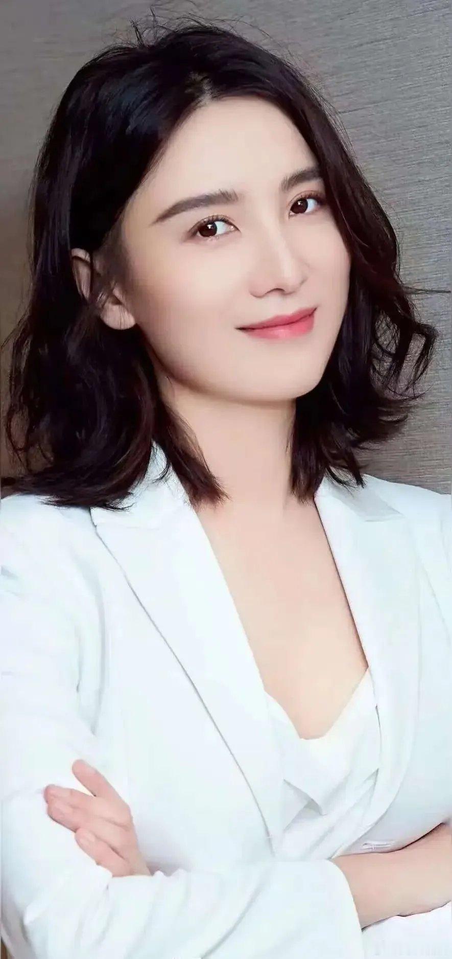 主持人问宋佳:“你演戏最怕演哪一种关系？朋友关系、婆媳关系、夫妻关系？”宋佳说: