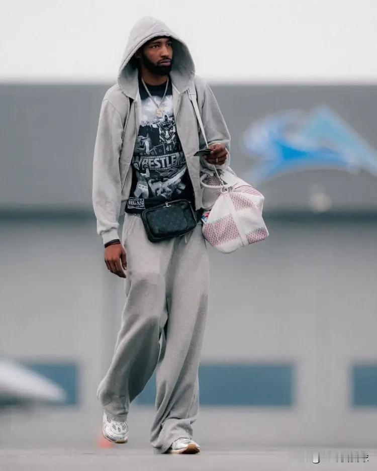 我强烈建议快船为大将小琼斯加薪！在今天快船主场以115：114险胜掘金的比赛中，