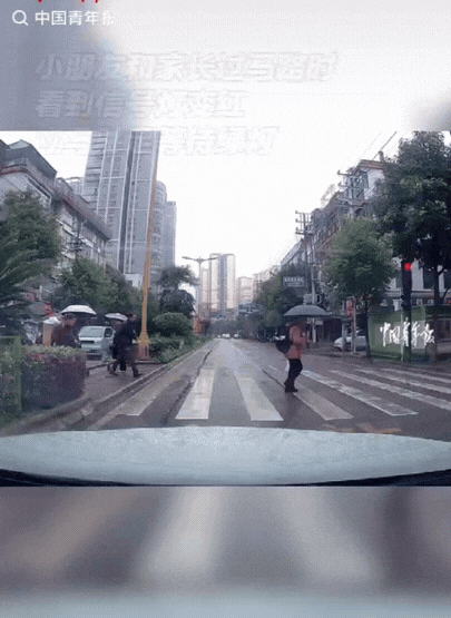 为小朋友点赞！贵州黔南，家长和小朋友过斑马线时，正好信号灯变就变红，小朋友看到后