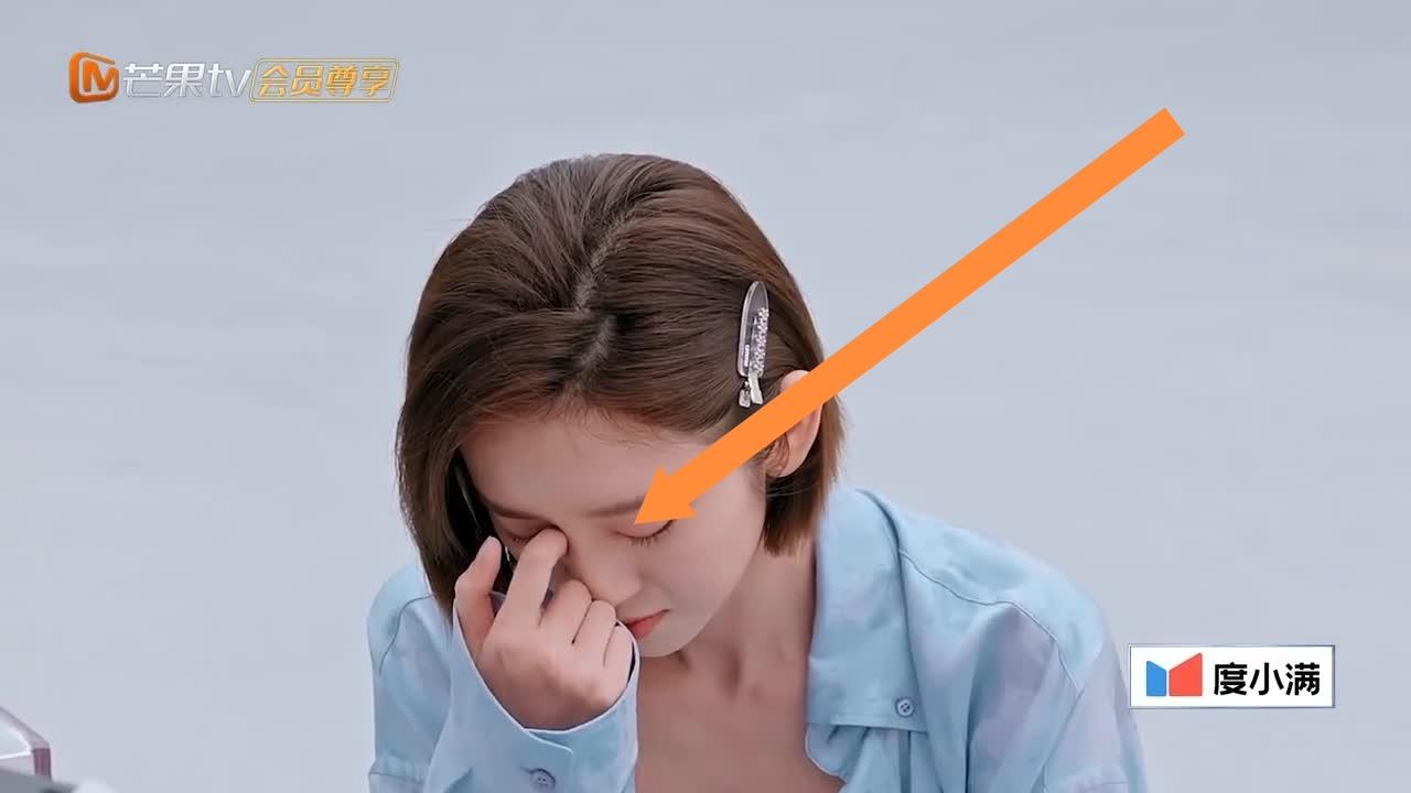 唐艺昕走进训练室，
崩溃大哭，
李小冉，王濛有点手足无措。

唐艺昕产后出现严重
