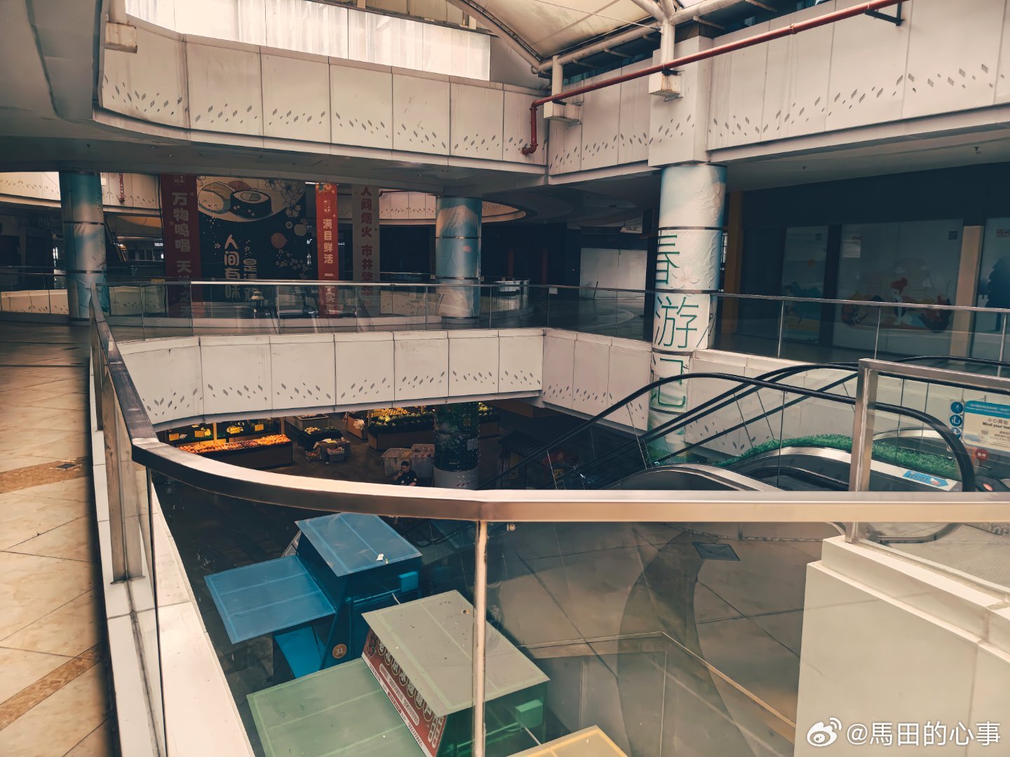 在一个因为一大半店铺倒闭导致很梦核的商场看完《后室》（还好不是晚上来，这边晚上完