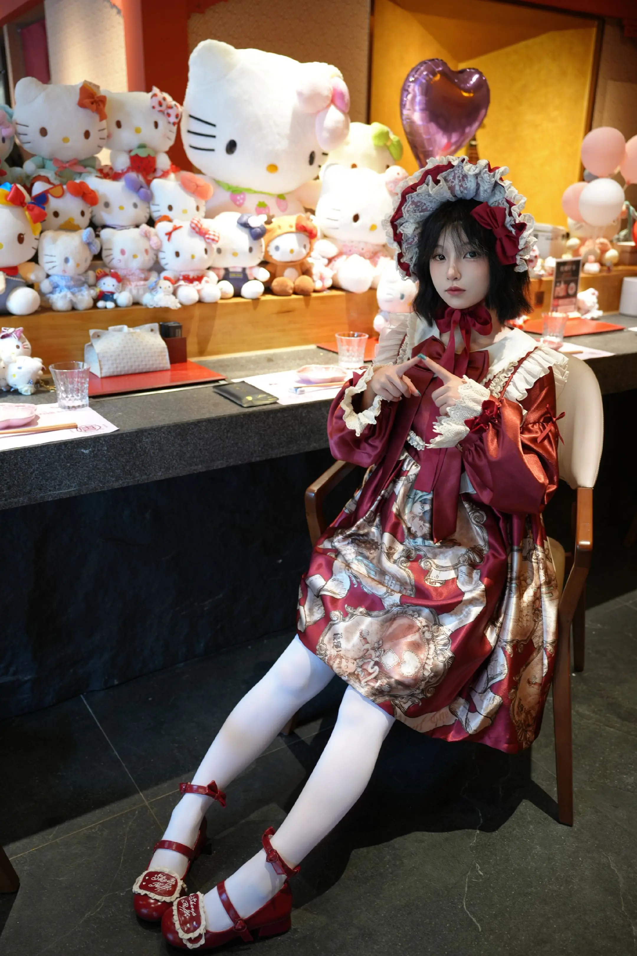 Hellokitty 主题餐厅耶。今天天气不错，不知道会不会有对象掉下来