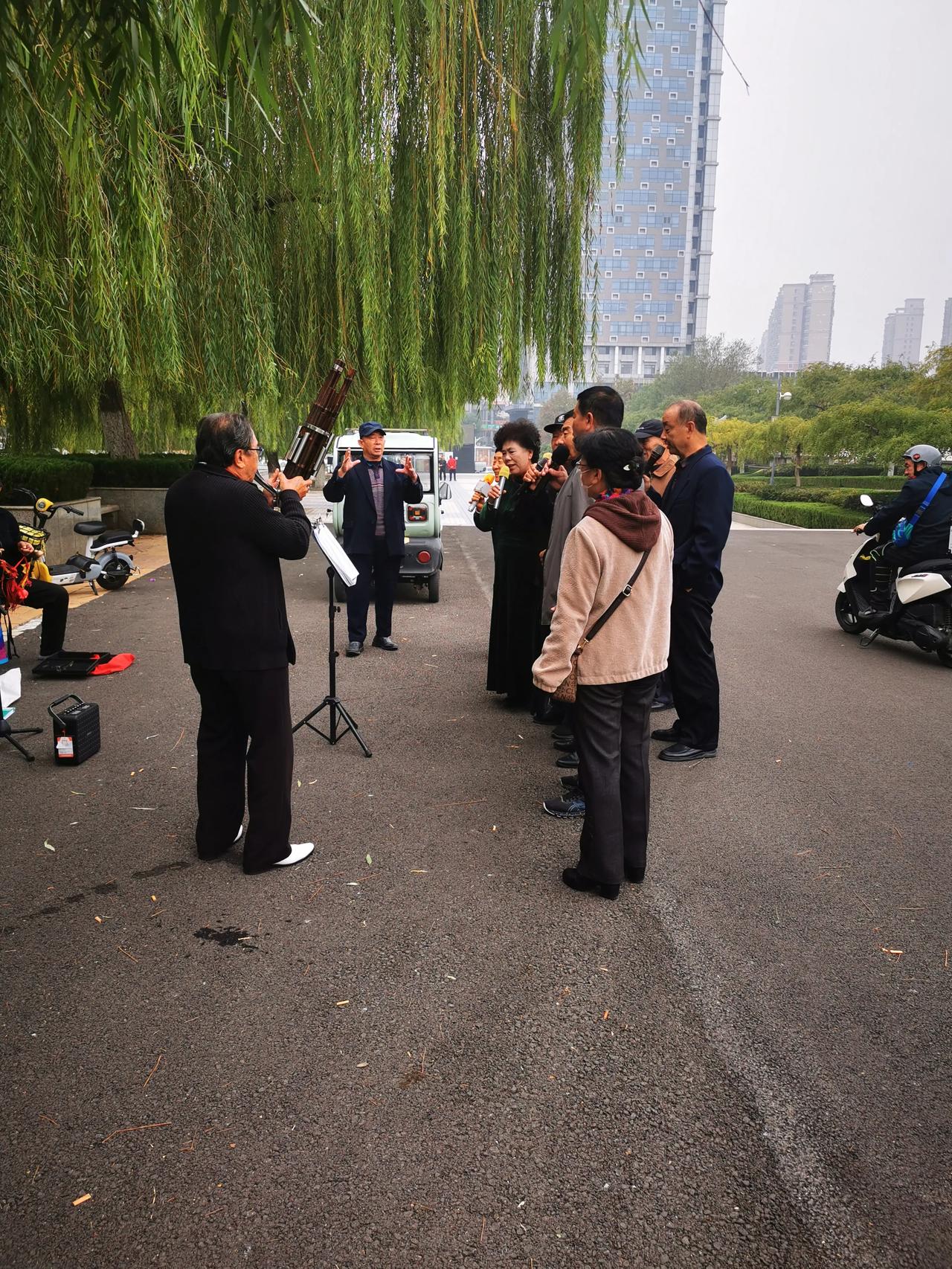 周日，济南国际会展中心广场
第一组 小乐队演出 现场伴奏。吹的那个乐器是那种琴