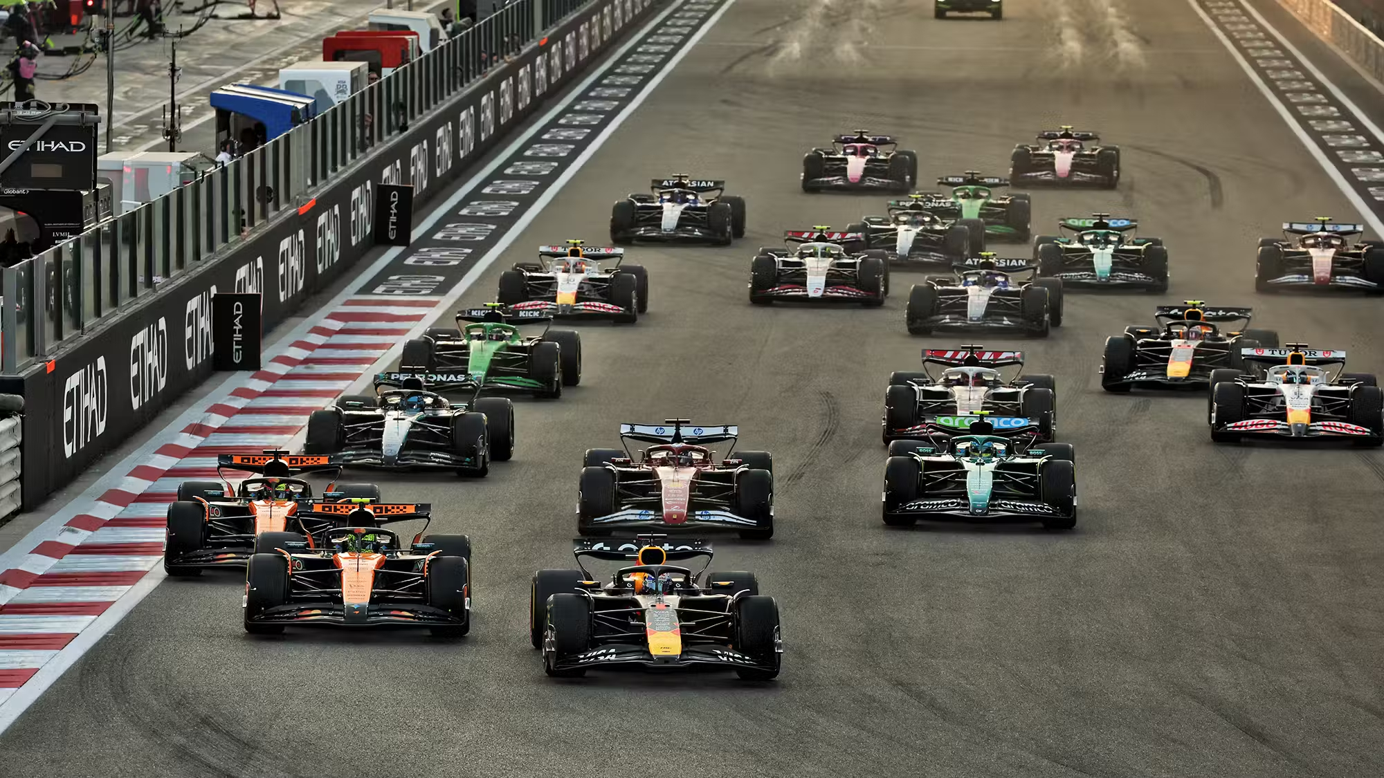 F1正在为2026赛季收官阶段准备两套方案～按照目前的安排，2026赛季仍将以卡