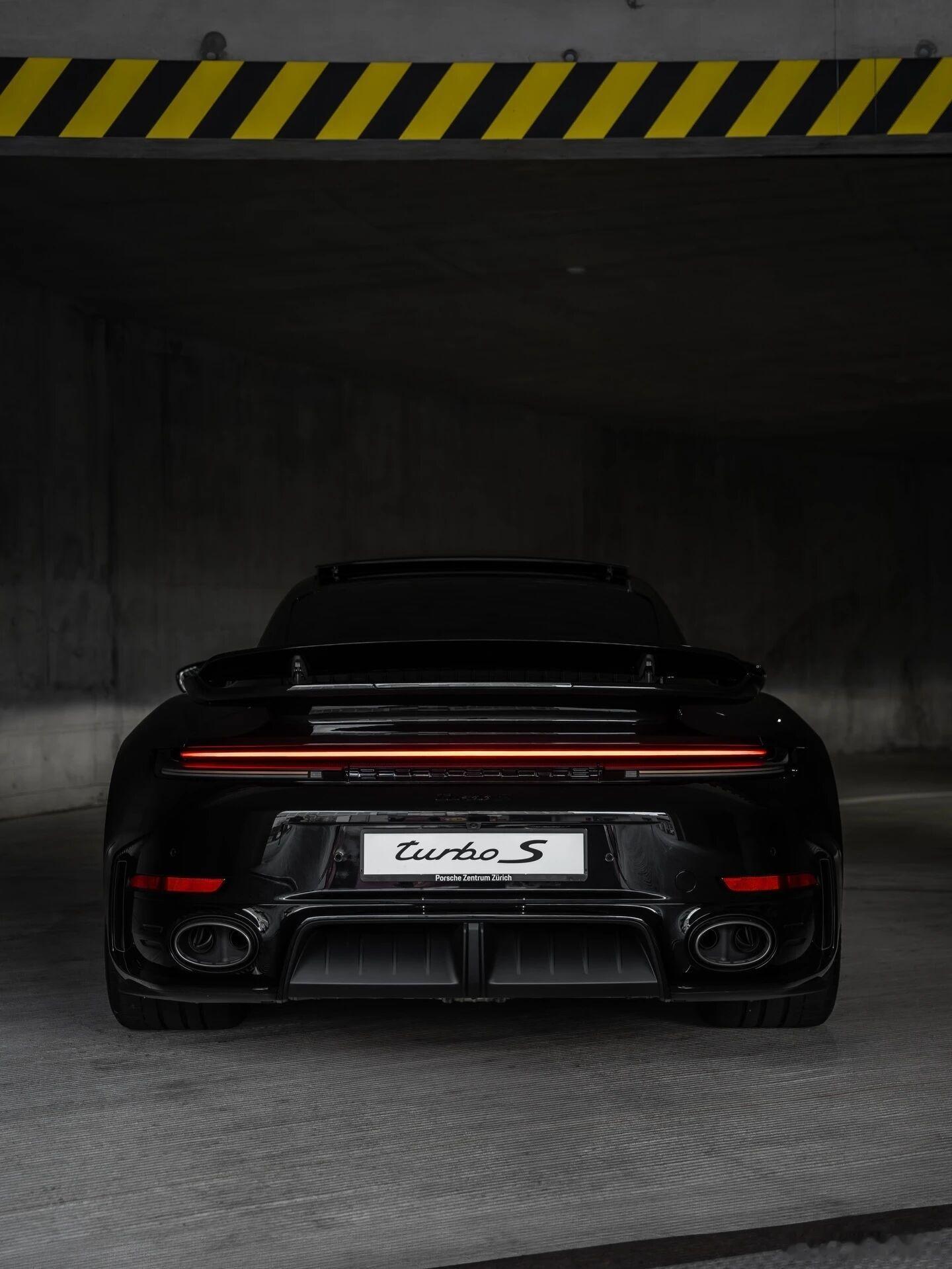 当亮黑金属漆邂逅工业风建筑每一道光影，都是对性能美学的极致诠释911 turbo