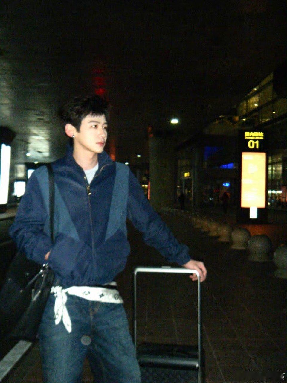 白敬亭无袖手臂肌肉线条，身材拉满，