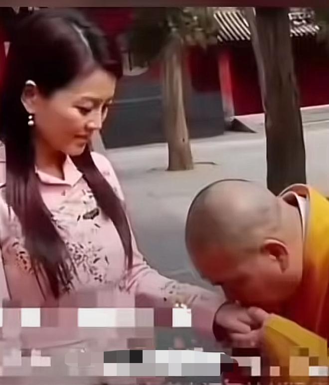 释永信给名媛的吻手礼合适吗？
这是一幅2008年释永信给国内一位名媛的吻手大礼节