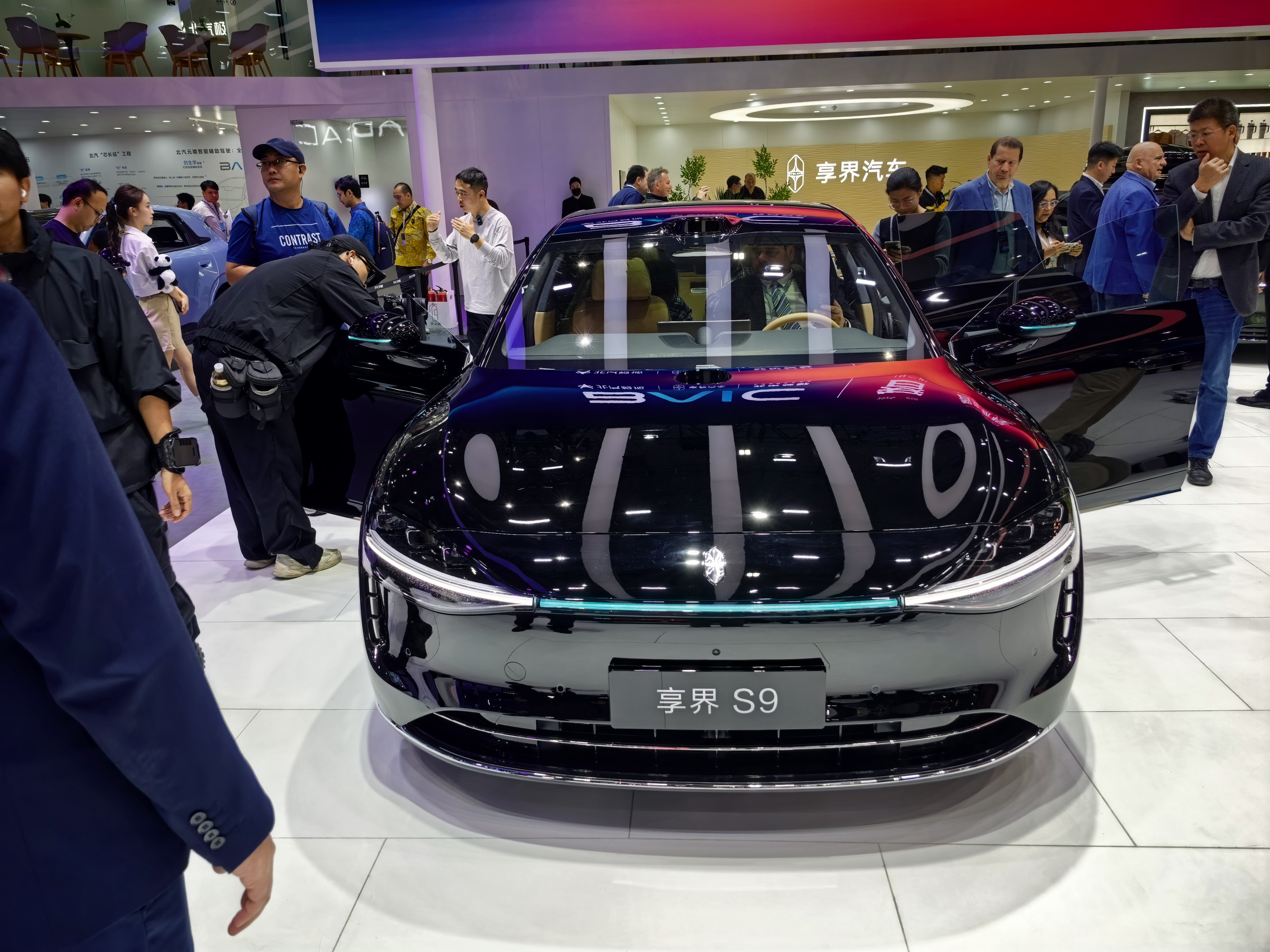 享界S9车展热度不错，外国人也很感兴趣