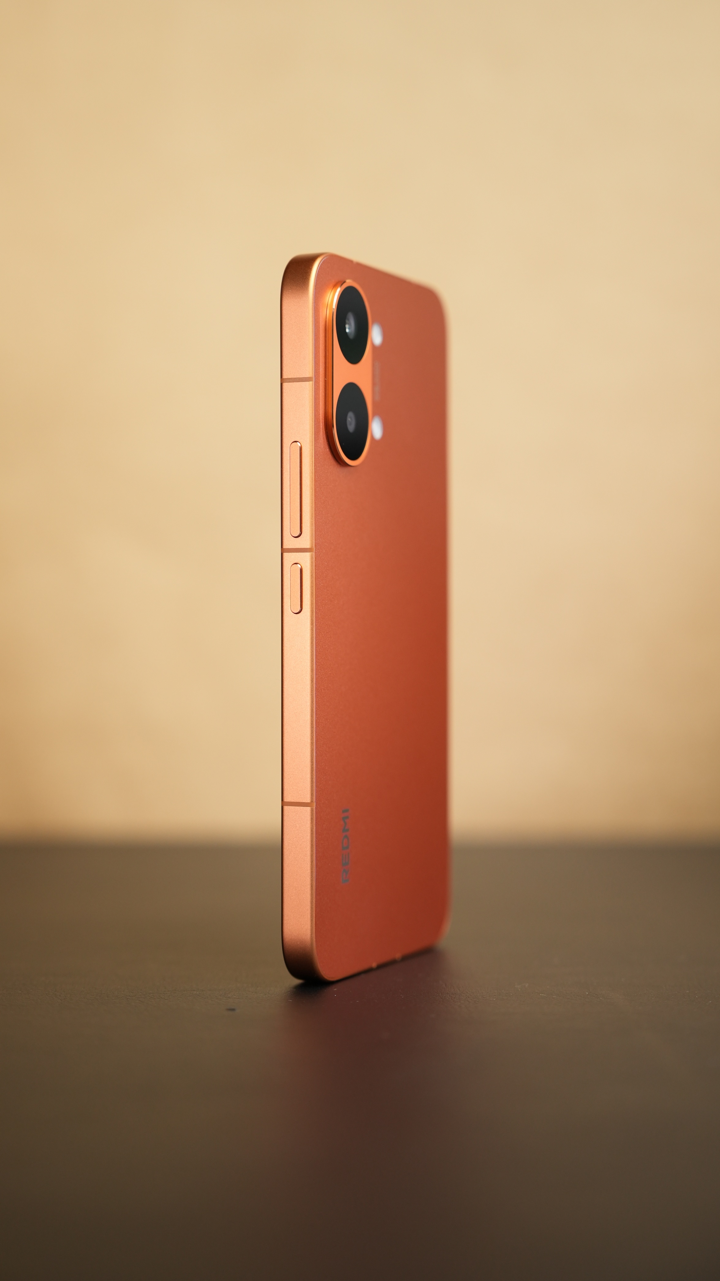 REDMI Turbo5 Max这个橙色颜值挺不错的，和果子那个橙色有点像，金属