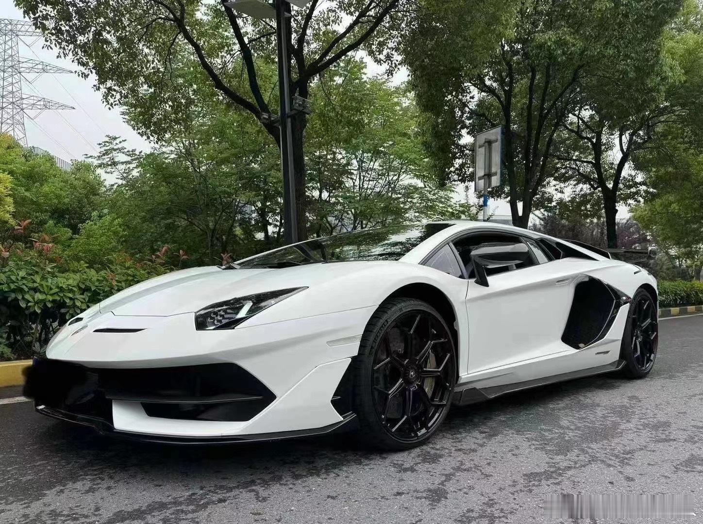 兰博基尼 Aventador SVJ，配色绝绝子。 ​​​