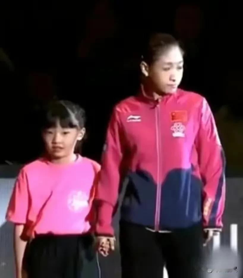 她竟然当过刘诗雯的球童！
2015年乒乓球女子世界杯在日本举行，中国选手刘诗雯在