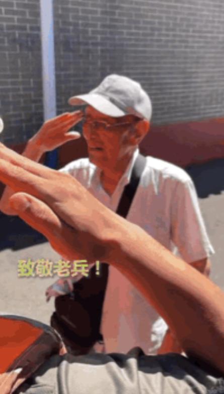 “火到人民日报了！”北京怀柔，官兵转移被困群众，歇息期间，突然一位老人向他们敬礼