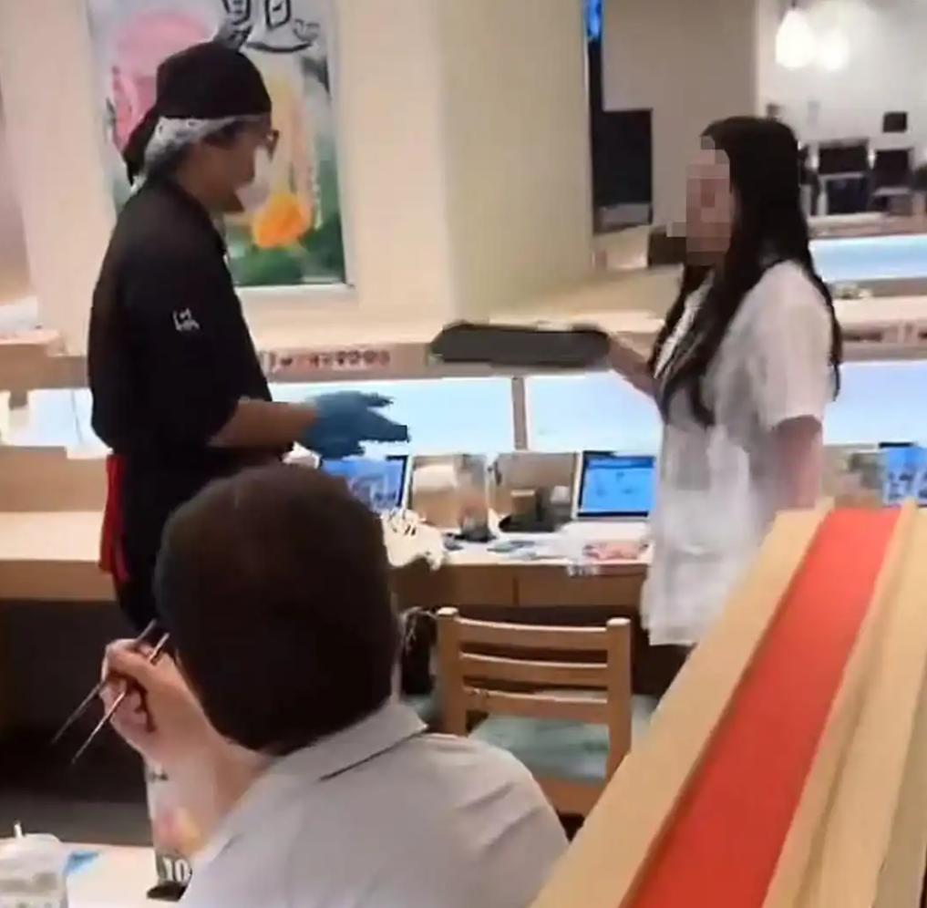 客人用餐时突然被人辱骂还差点被打，事后发现对方竟又是所谓的“精神病患者”。

9