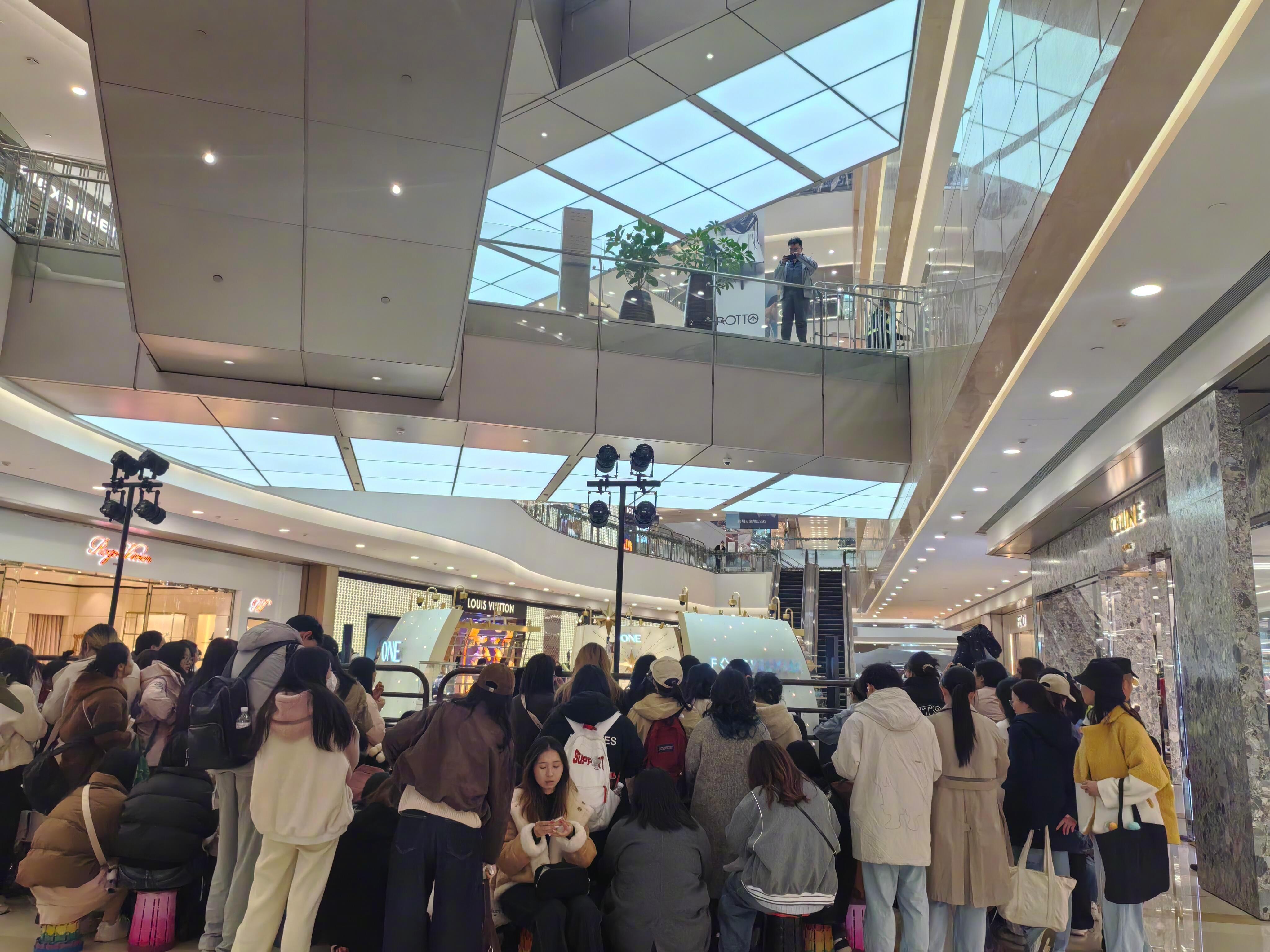 罗云熙杭州人气罗云熙杭州Forevermark线下活动人气好旺，商场一开门就涌入