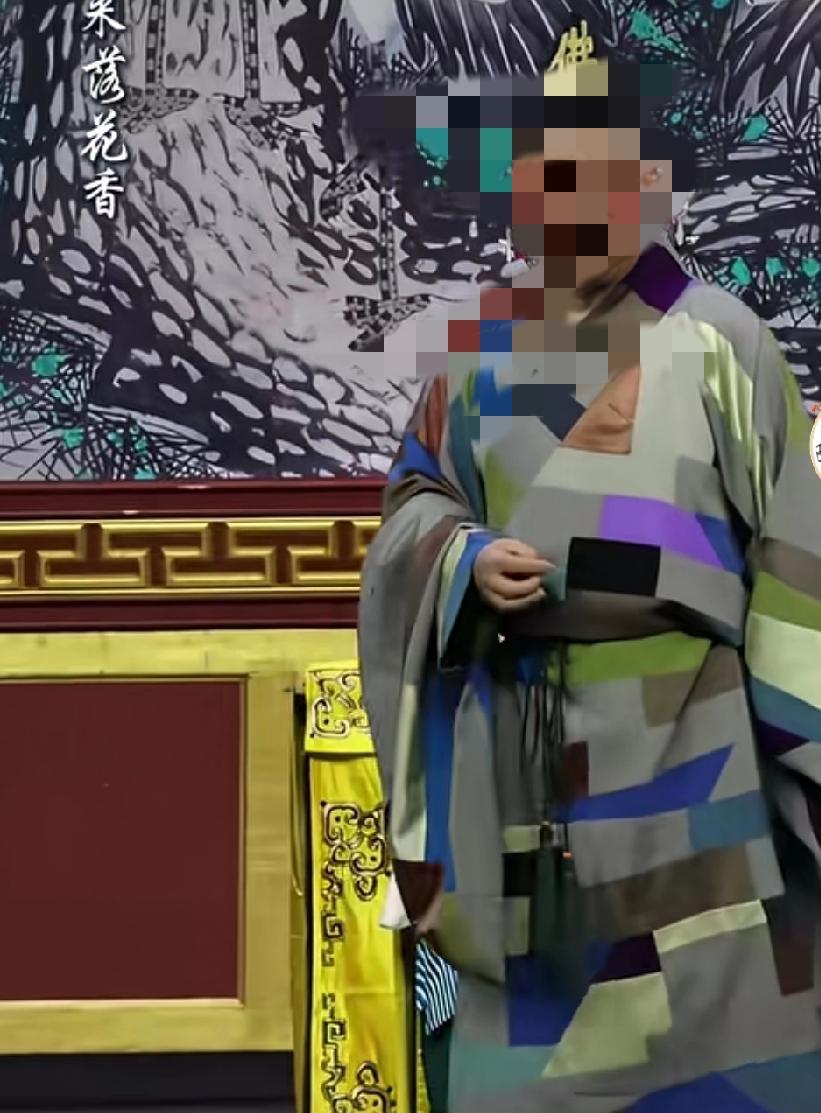 改红歌的事情还没完，他又去西安演出。他根本不在乎别人的看法。你们说啥他无所谓，一