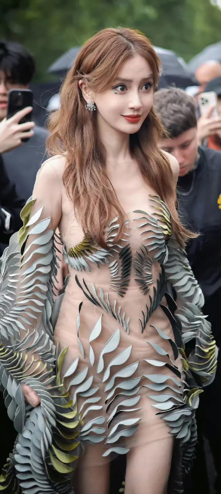 Angelababy这奇特叶片装在挑战视觉极限！
回归原始的没计脑洞大开，如森林