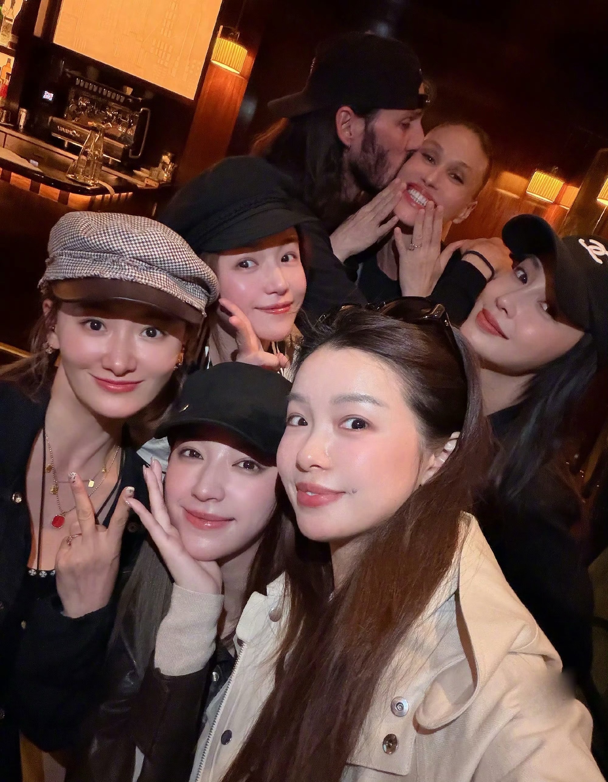 Angelababy 陈妍希欧阳娣娣合照 同框合影好惊喜，笑容松弛自然，被这张合
