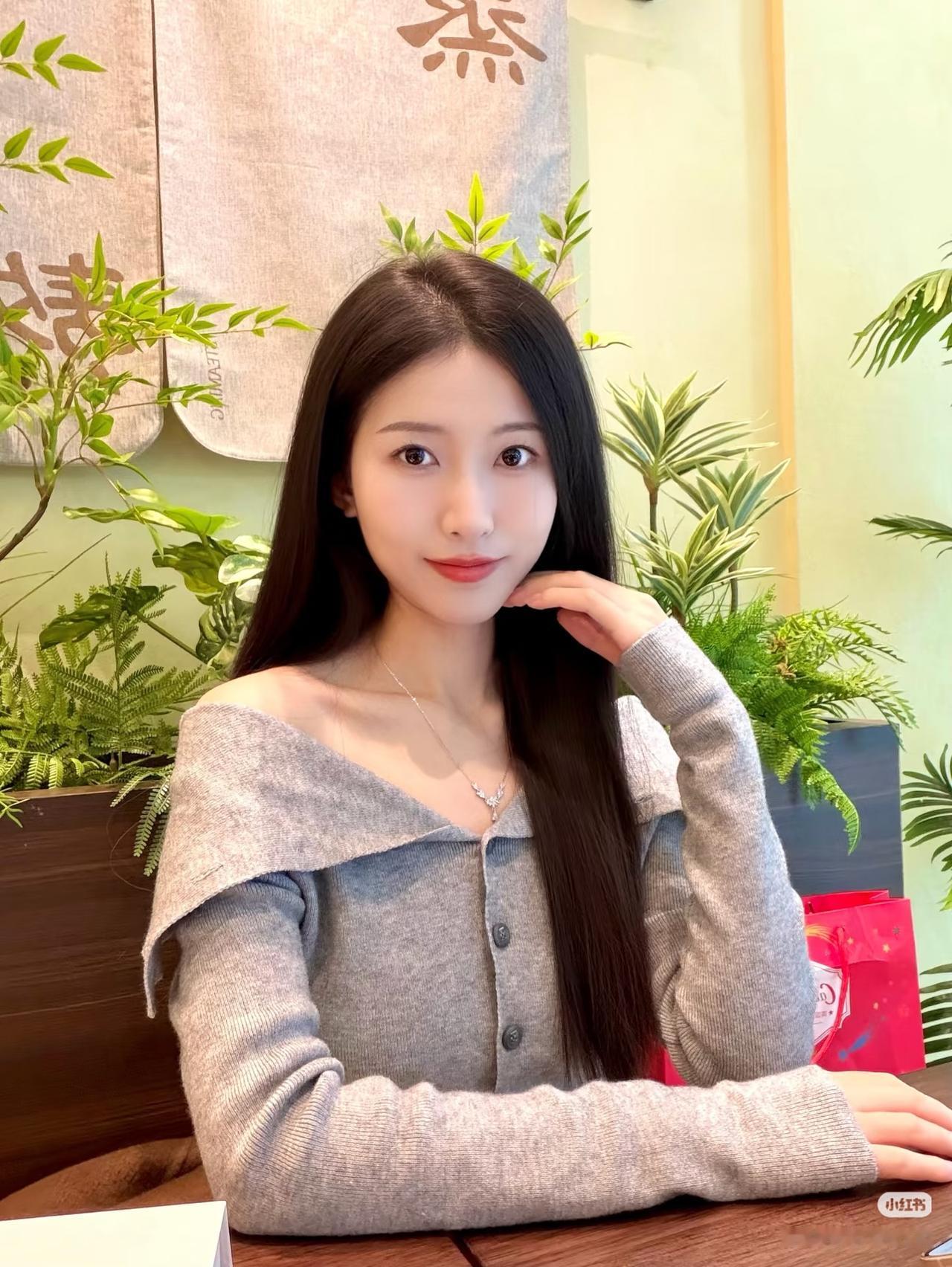 钟摆左右摆动，看似重复，实则在丈量时光的厚度。