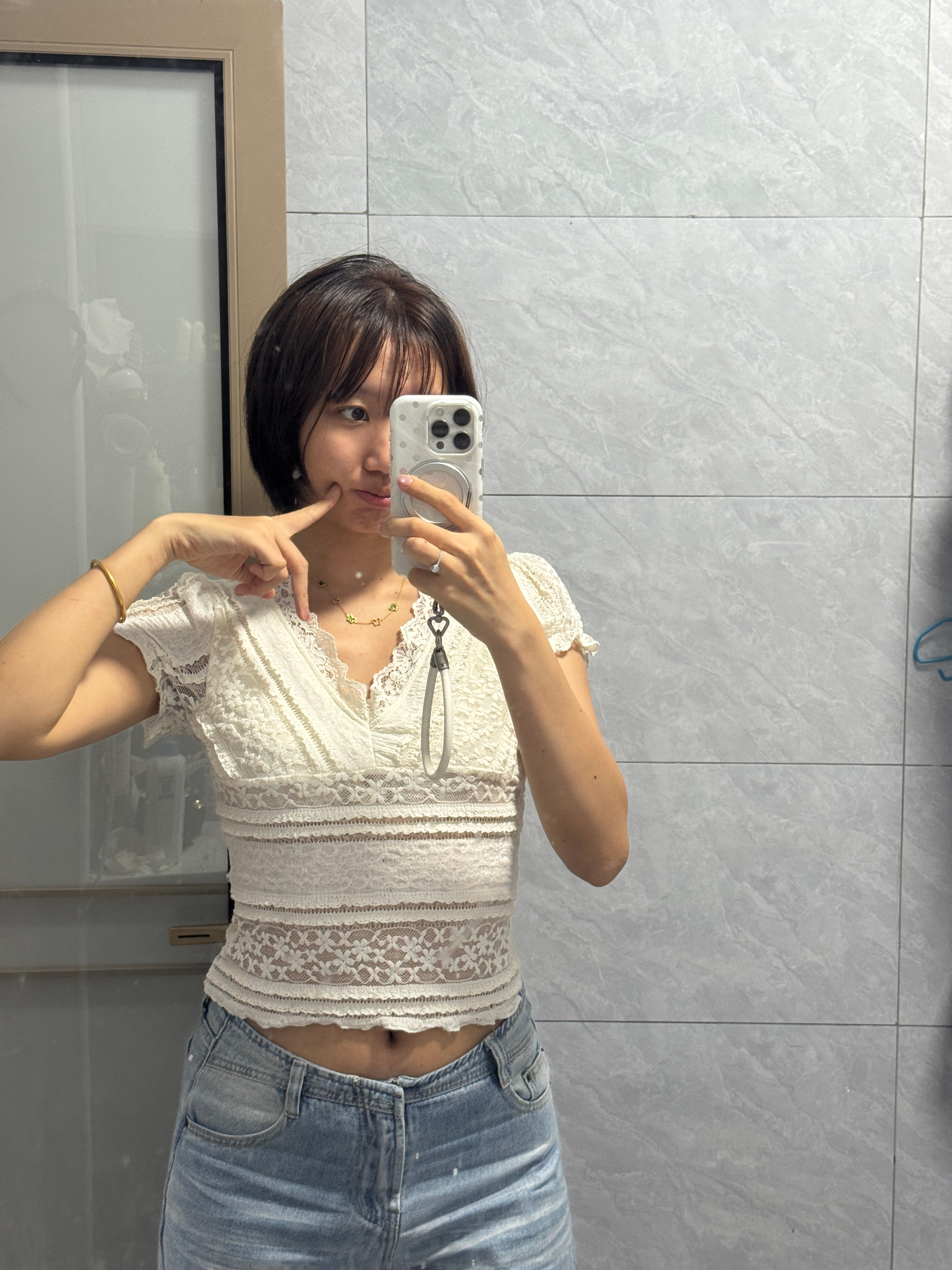 感觉这衣服我穿有点小了 