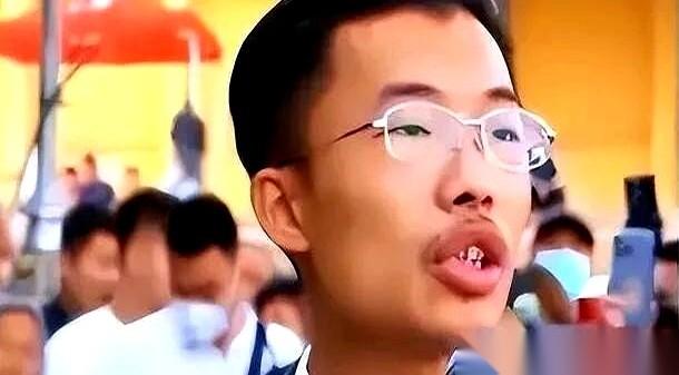 我跟你说，现在谁要敢惹那位“女王”不高兴，手指头那么轻轻一点，后面几百万大军就冲