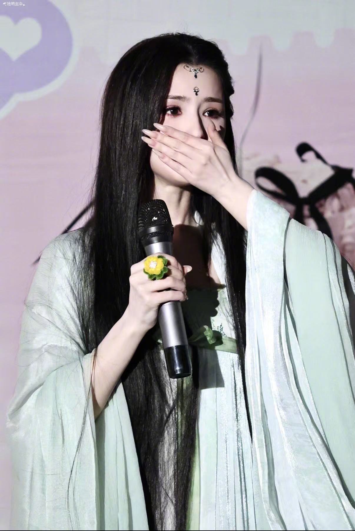 哈妮克孜生日逆应援粉丝 生日粉丝逆应援好温暖，请现场粉丝和工作人员吃蛋糕！喝热饮