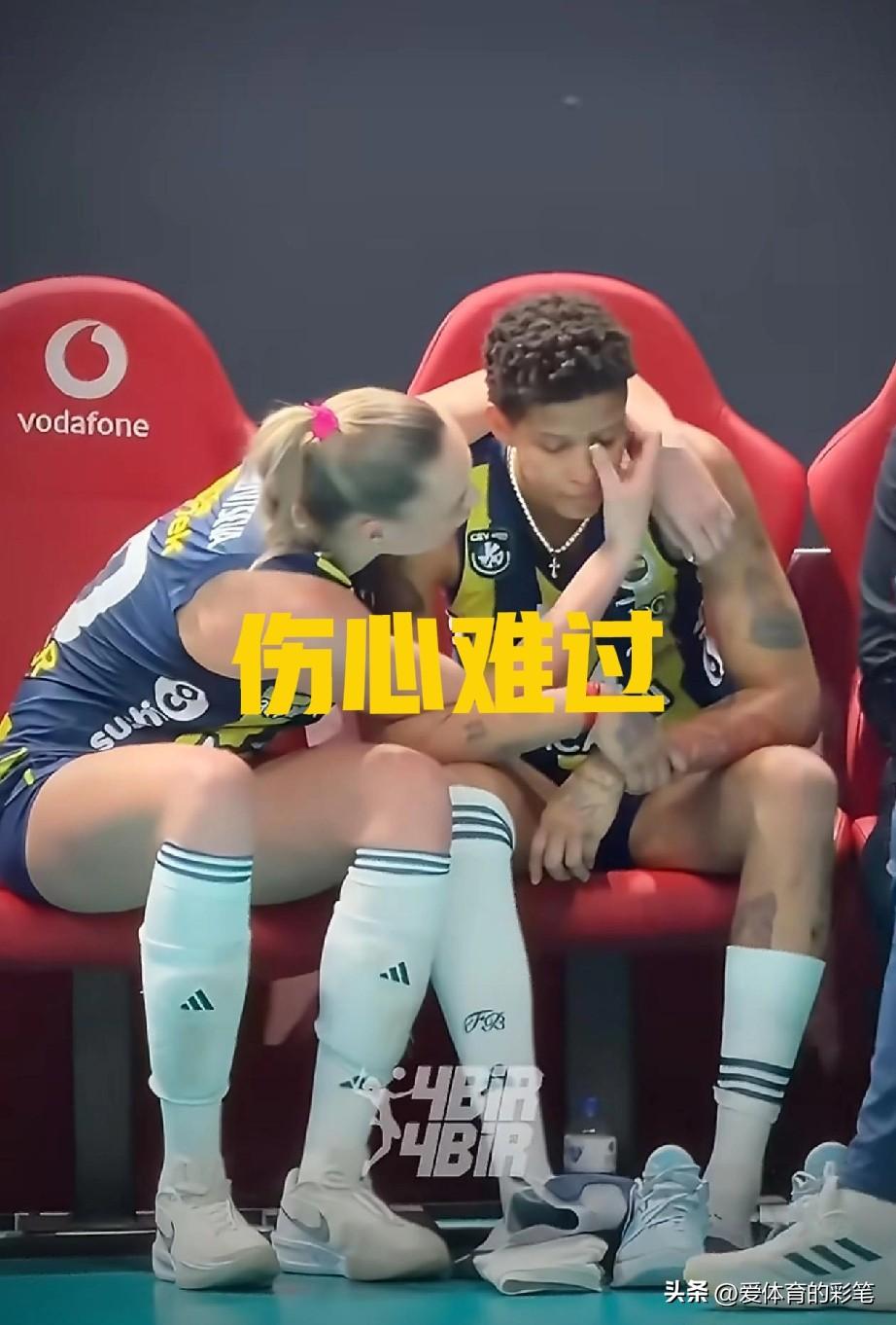 费多罗夫采娃搂着瓦尔加斯，为她擦泪，给她安慰，这一幕太难过了[笑哭]，费内巴切金