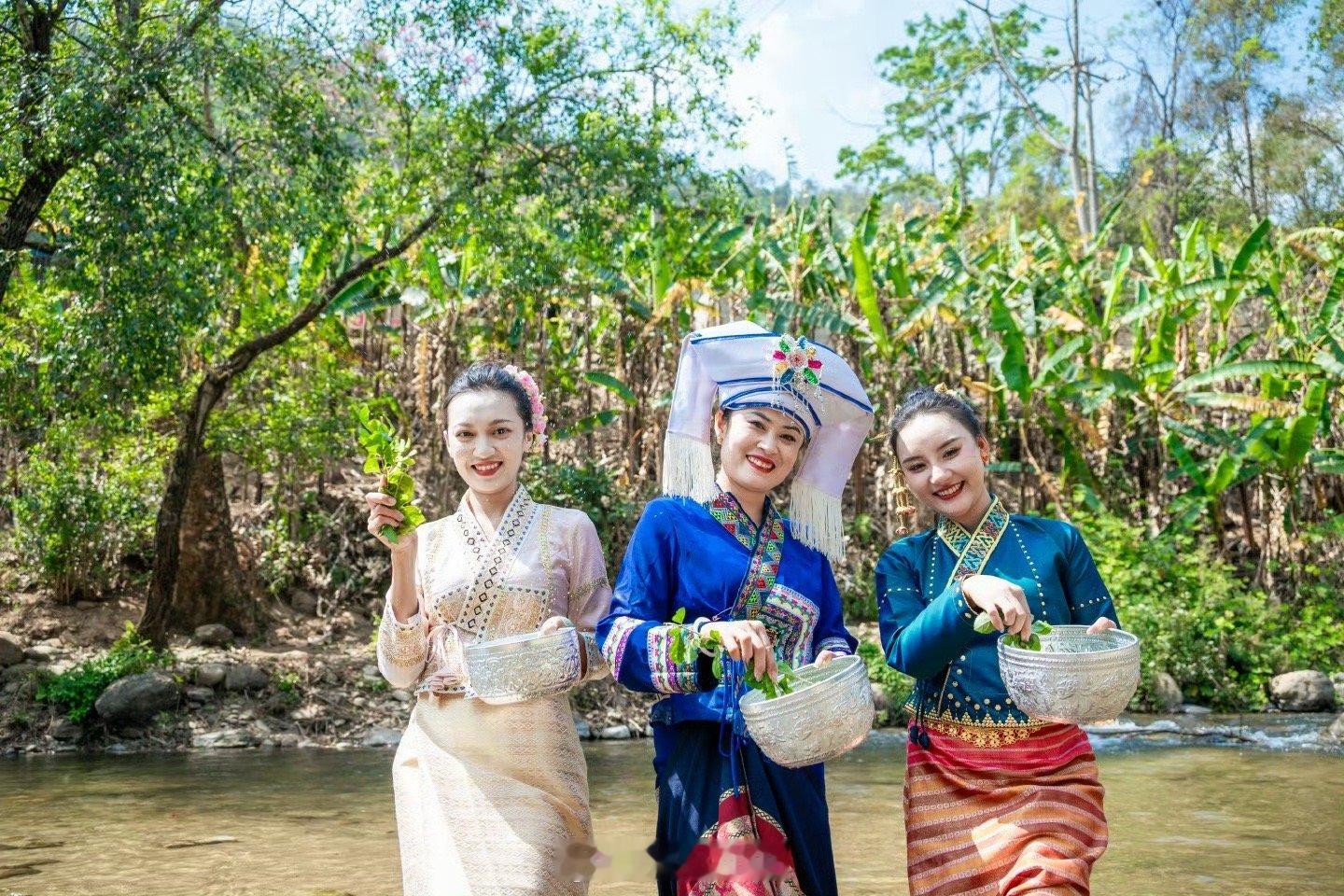 为什么云南双江泼水节值得期待采摘热带水果，或在竹楼里品尝香茅草烤鱼、菠萝饭等特色