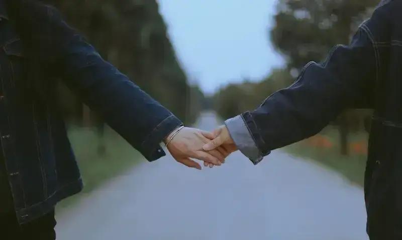 异性之间的交往要懂得分寸。


别把过多的自己付出去，自爱才是王道。

暧昧不适