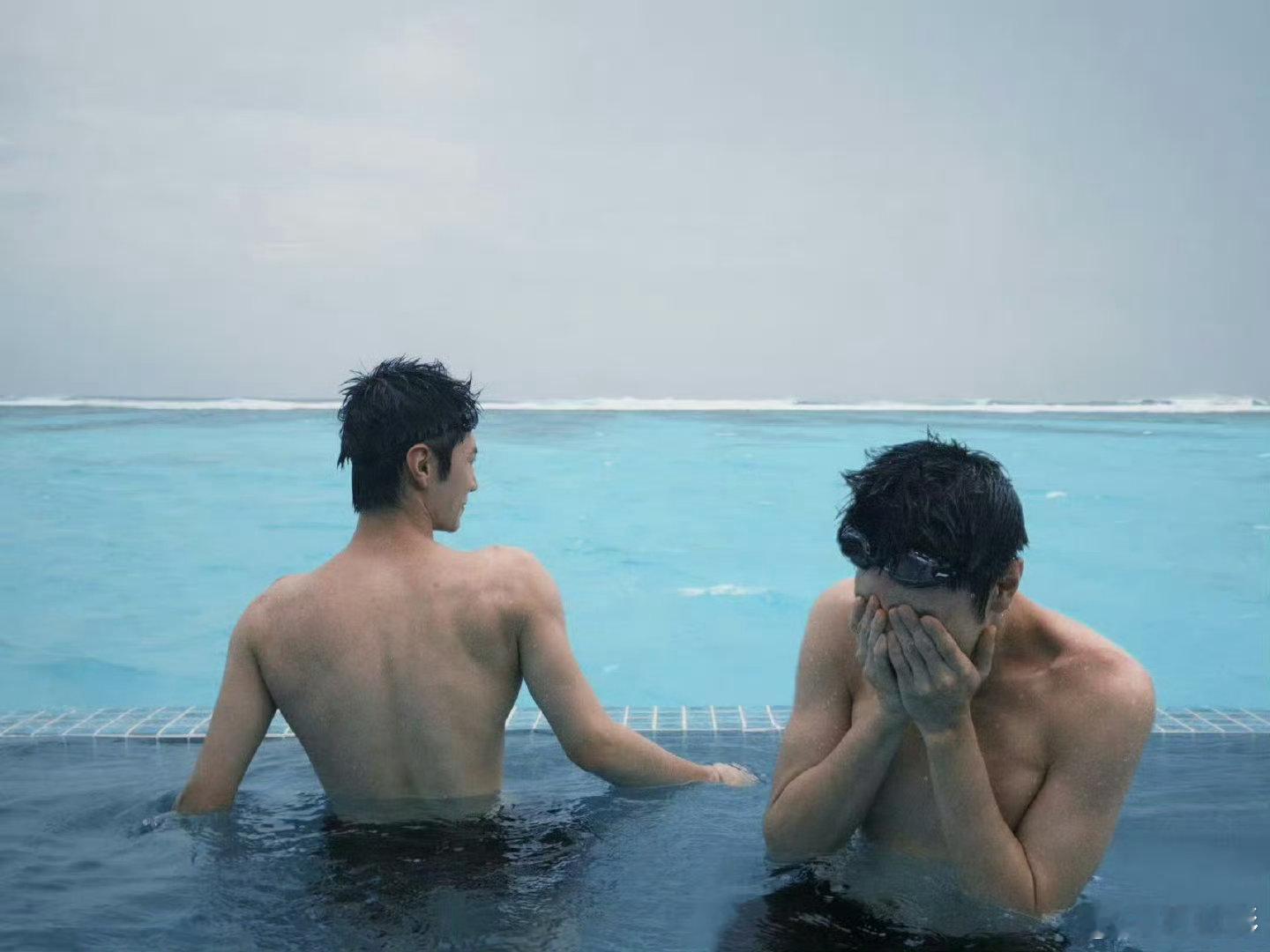  陈飞宇半夜健身偶遇陈哲远 拍白夜提灯凌晨两点健身，开门还撞见陈哲远，这缘分太妙