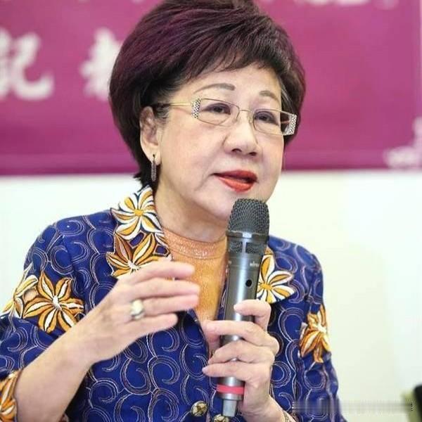 她就是终身未婚的吕秀莲，现年82岁，法学博士。年轻时五官端正、清秀漂亮，行事洒脱
