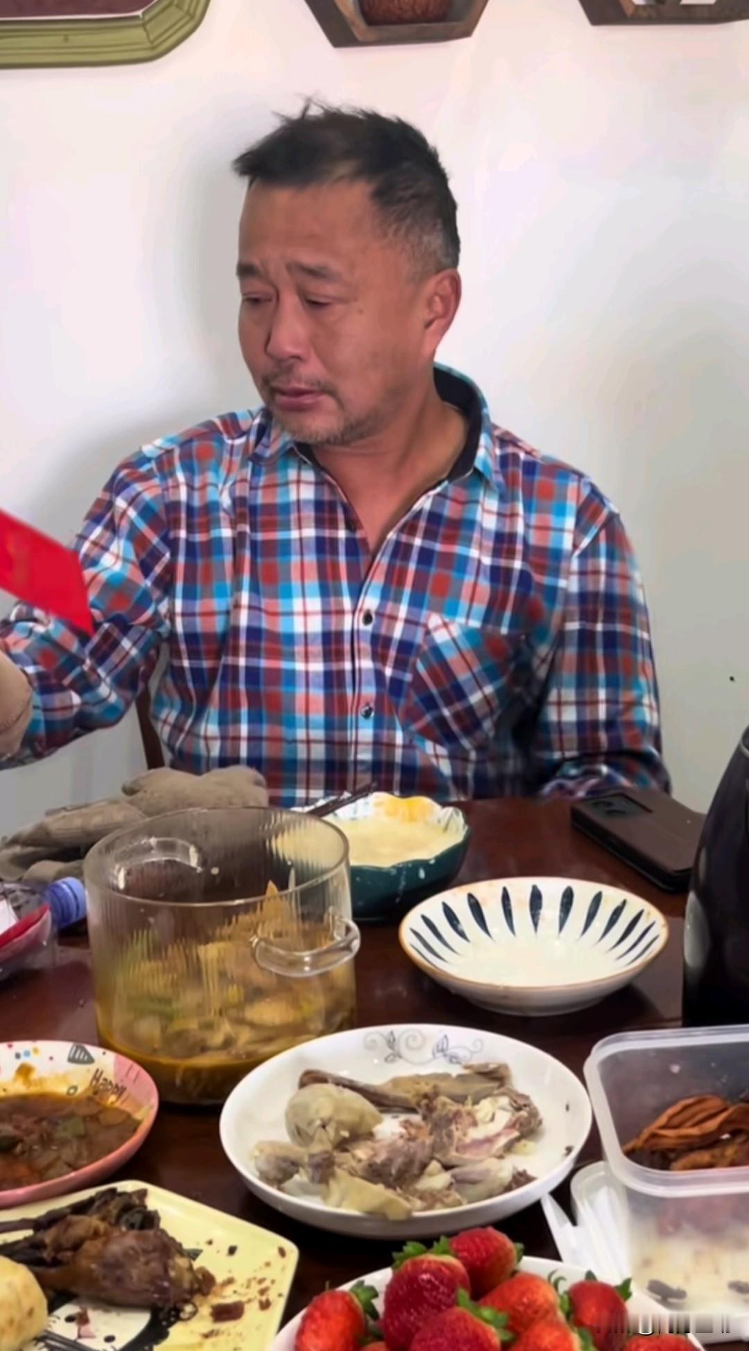 “流浪大师”给别人画了一匹马，收了一个大红包。接红包的手颤颤巍巍，因为最近网友说