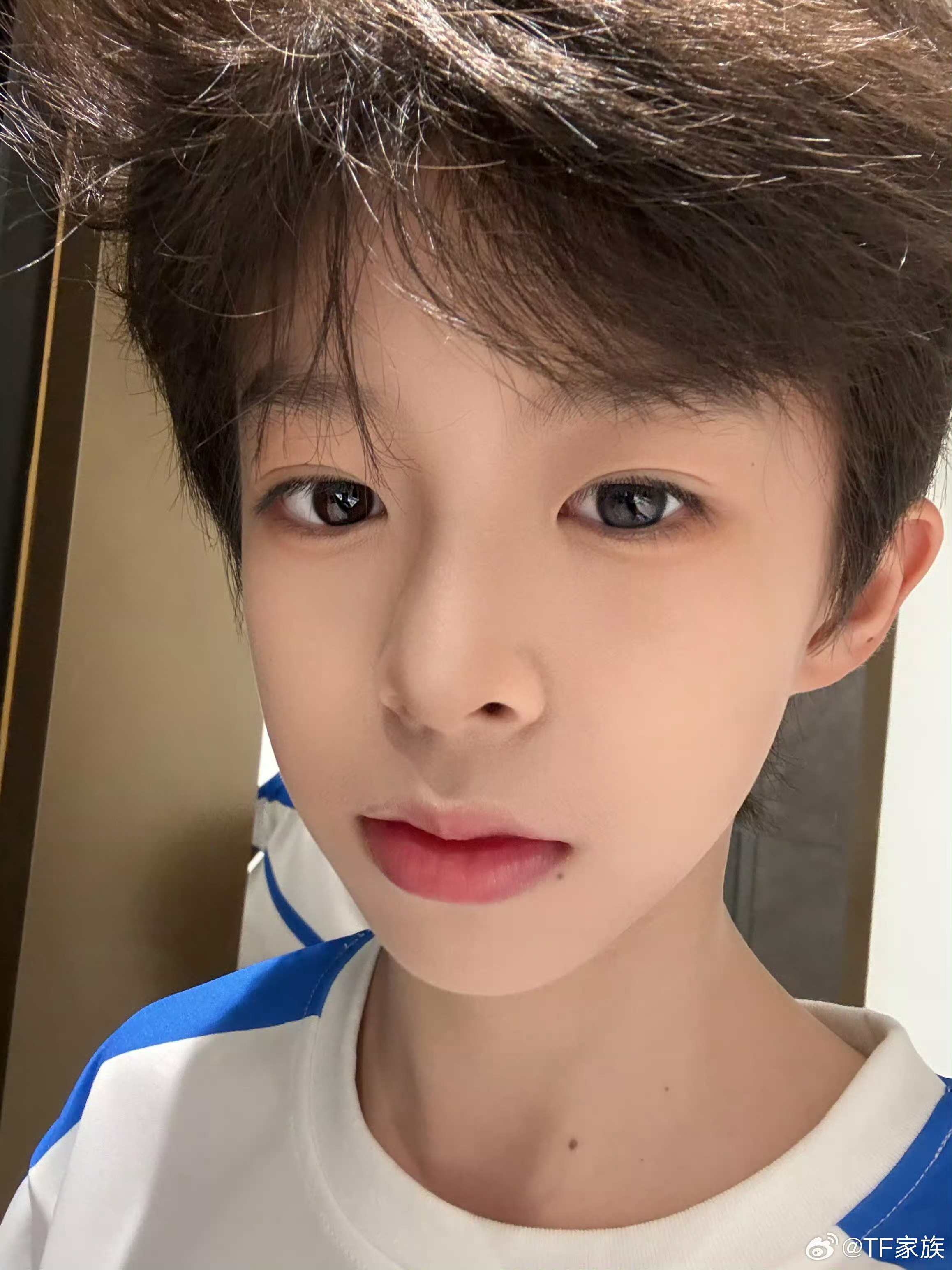 为什么怎么会有余政霖这么帅的人啊 这才是真正的视觉中心啊…！ 