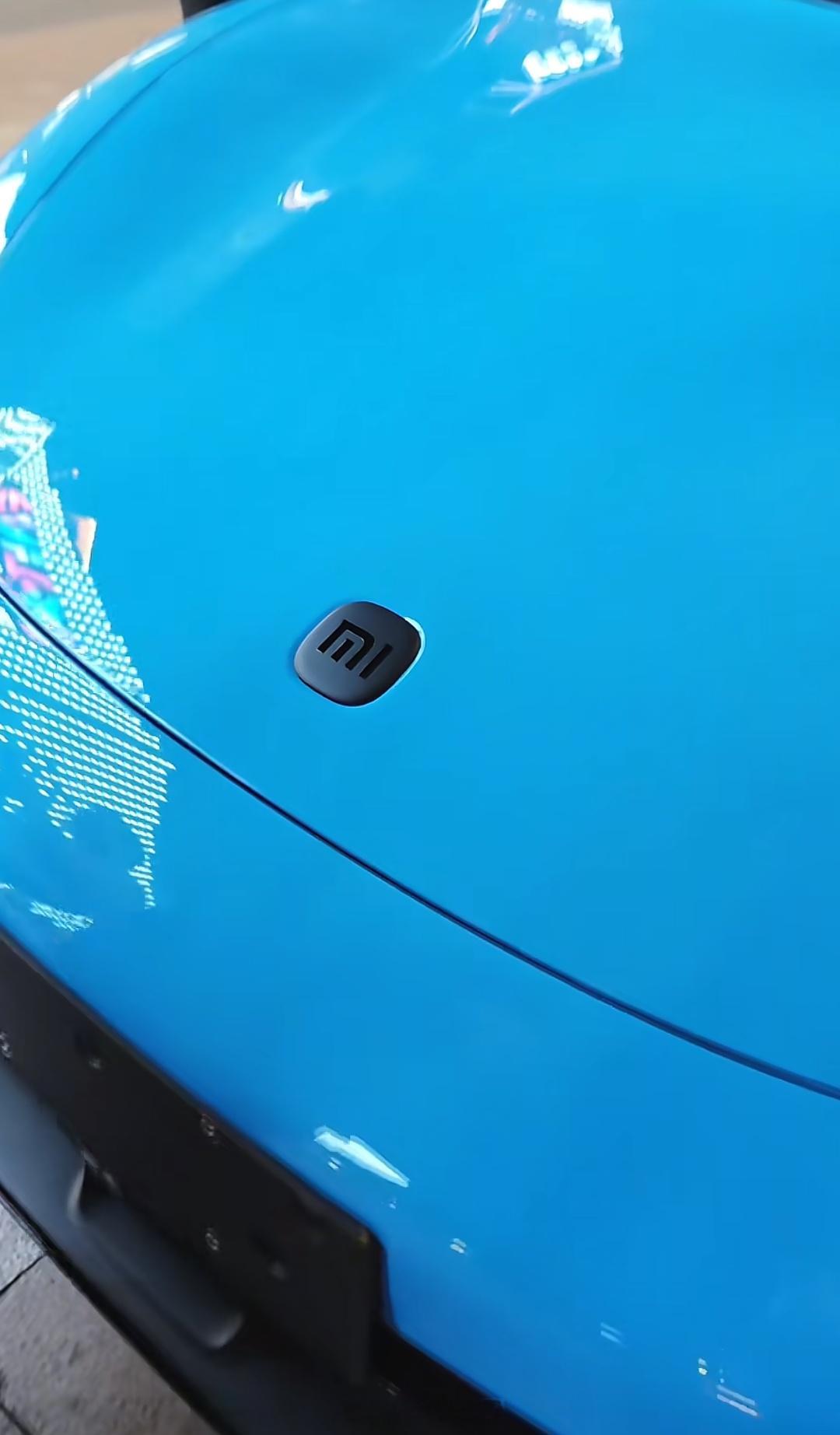 全新小米SU7的黑色车标，不知道是不是雷军对黑子的回应，传奇耐黑王 