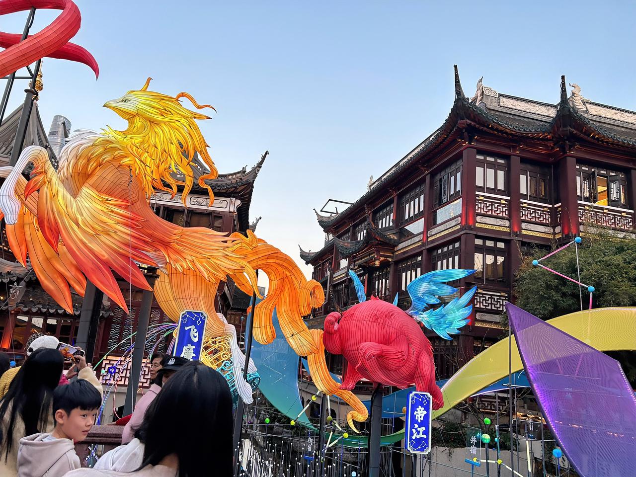 分享一张上海夜景照片元宵节之夜，上海老城隍庙九曲桥畔的美景，引来游客无数，磨肩擦