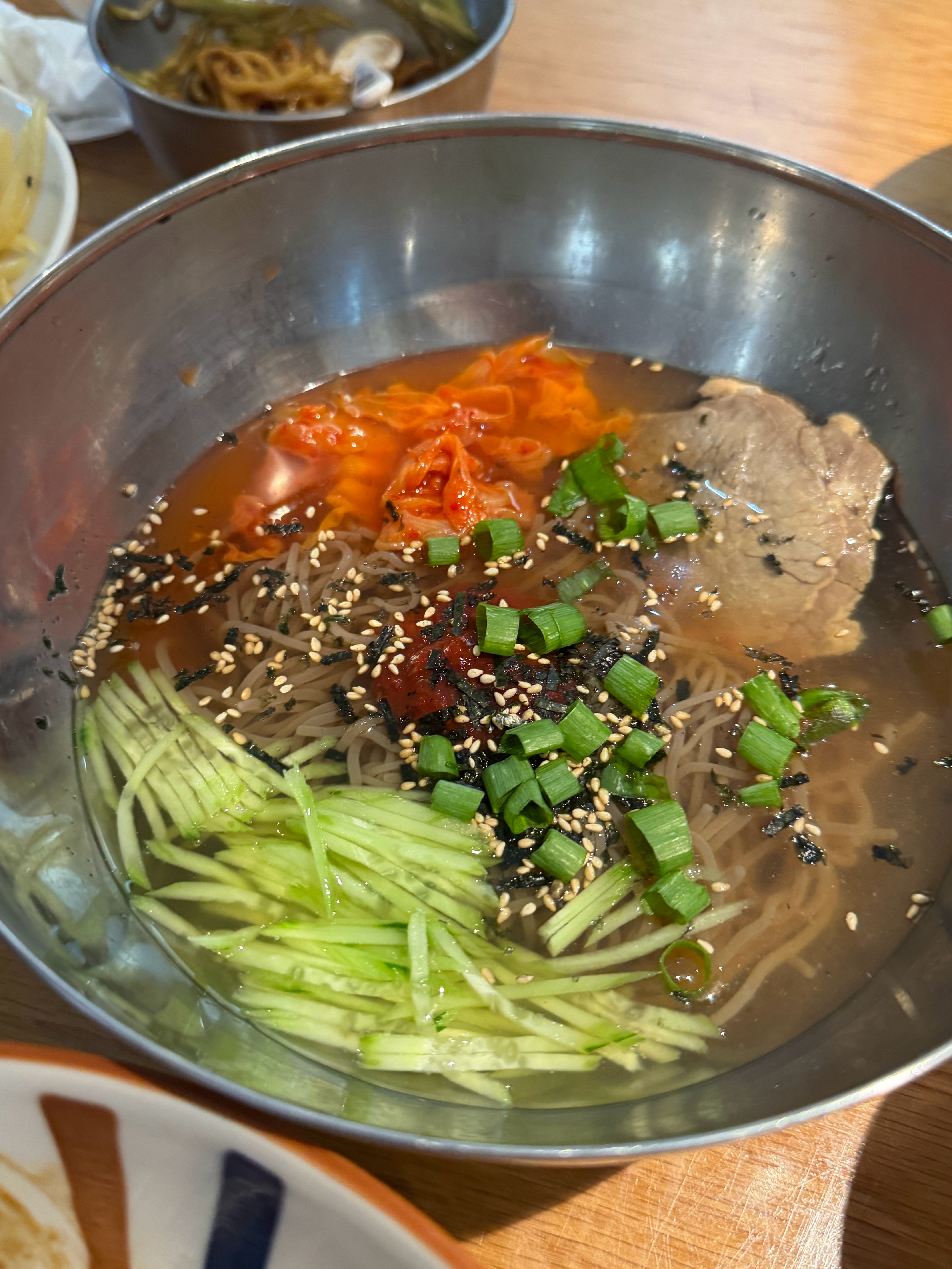 做了一顿饭，我说有点累。秦师傅：刷刷碗放松放松。 