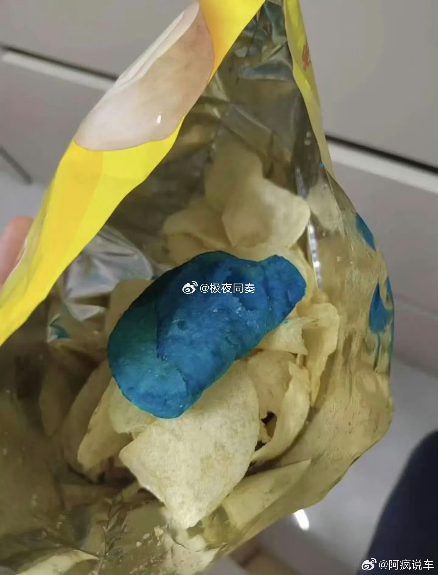乐事 蓝色薯片这个消费者做法很对，拒绝了品牌方的补发，要求查清楚主要原因。这个蓝