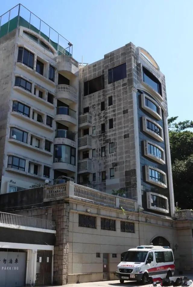 你以为香港那些大明星个个都住大别墅吗？

非也！

香港人多地少，优质别墅区非常