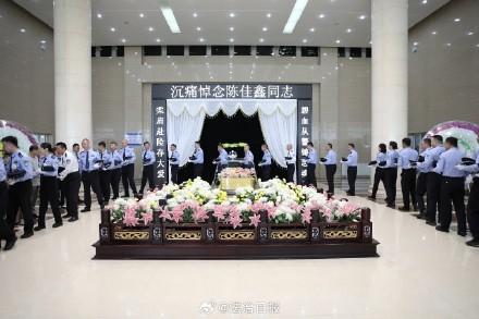内蒙古包头，一30岁女警为了拯救想要跳楼轻生的女子，从窗户跃向女子所在的平台，但