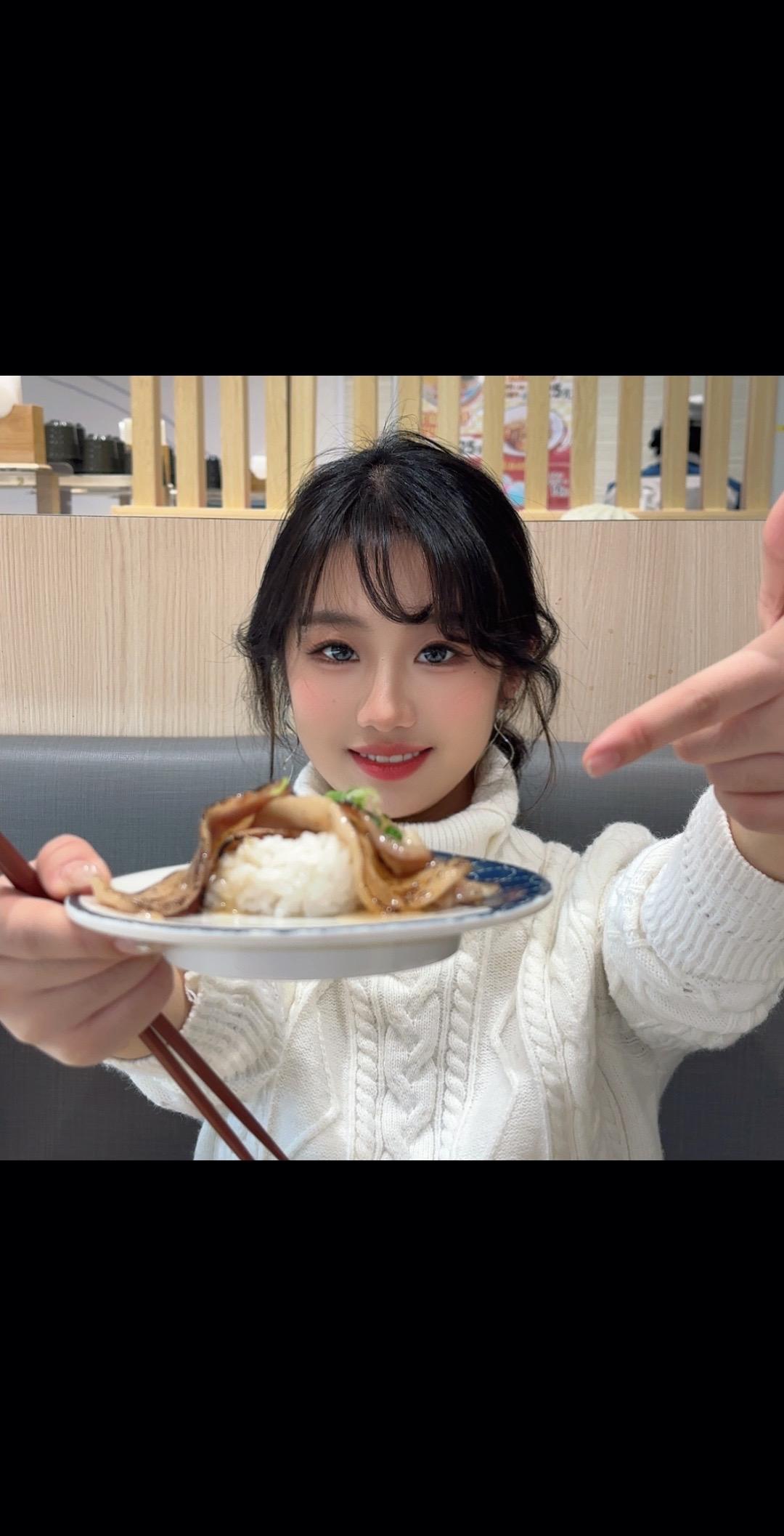 吃成圆圆脸。