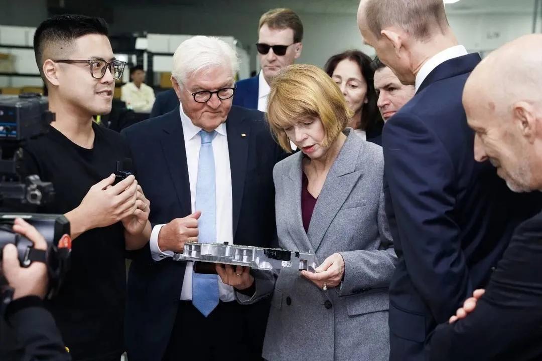 德国总统施泰因迈尔这次访华，行程确实有点“好看”。
合肥看了大众汽车研发中心、骆