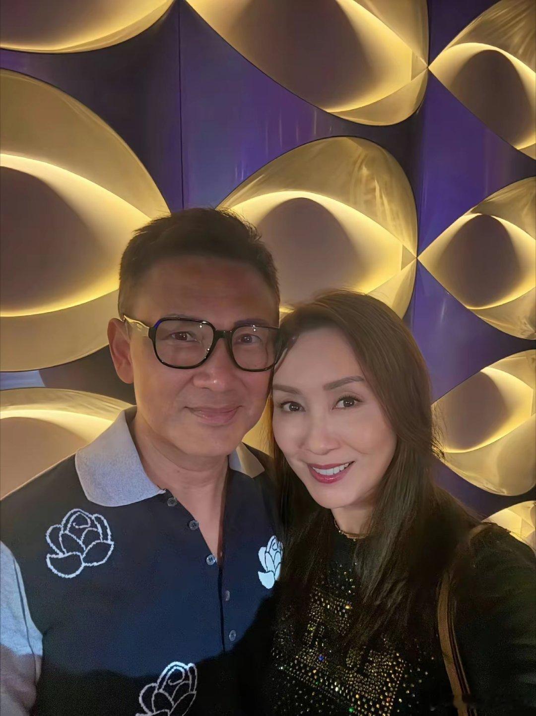才发现郭可盈女儿都这么大了长得像爸爸，身材高挑亭亭玉立，但还是没有妈妈好看。小时