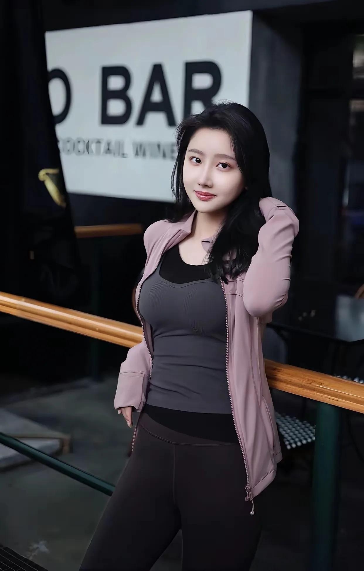 有种女孩就是耐看型[爱慕]