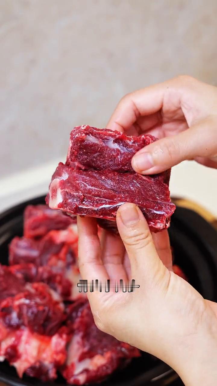 这不是快到中秋双节了吗？今天来给大家分享一道硬菜，节日团圆的时候可以露一手。想想