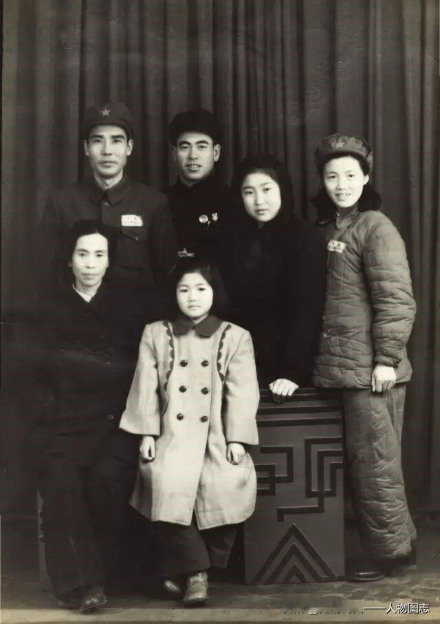 1950年在南京。
前排左起：贺子珍、贺小平、李敏、李立英，
后排左起：贺敏学、