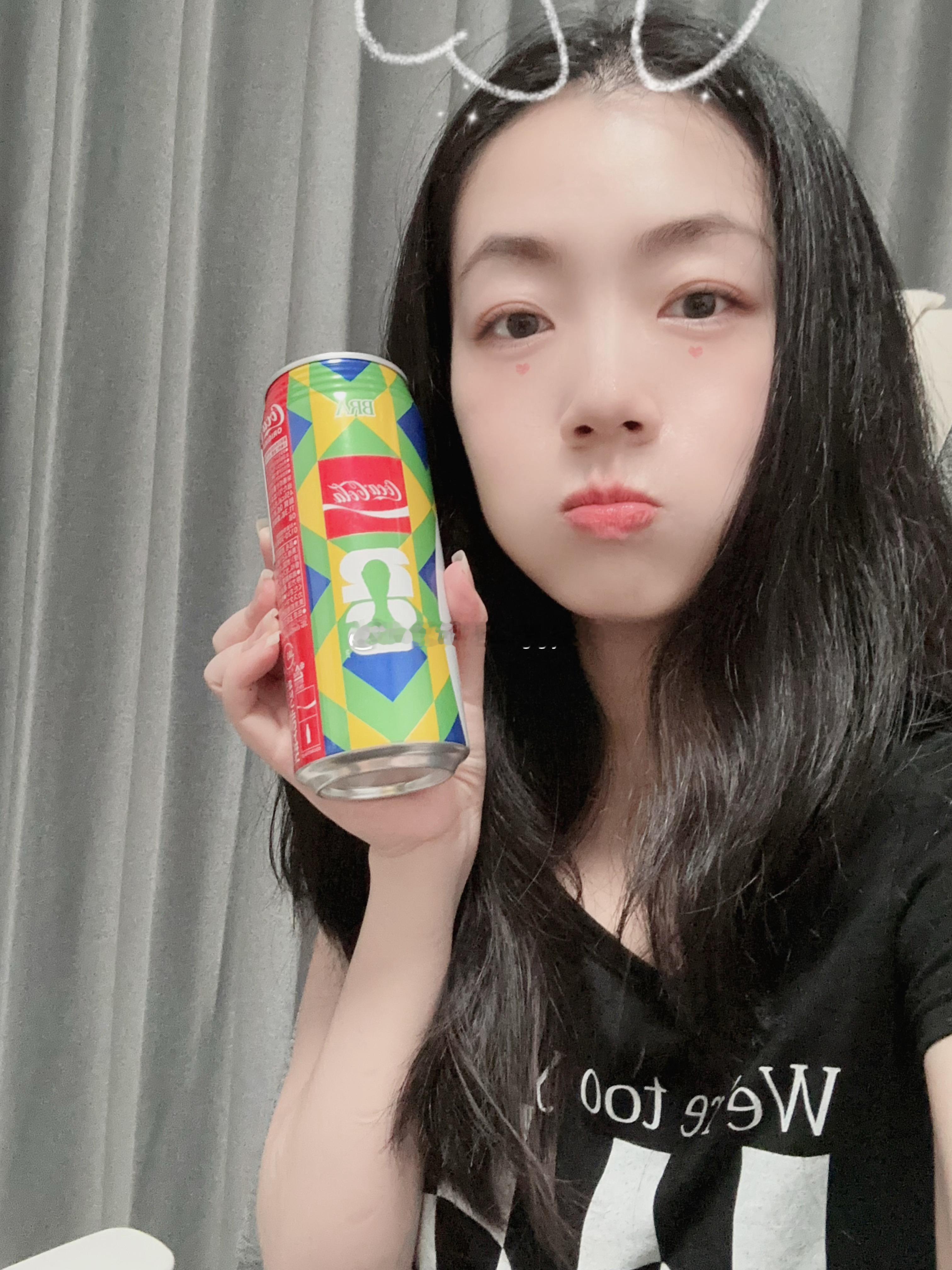 七月你好呀！七月第一天，用荷风送喜一池清荷两两相依的画面愿你往后日子喜事成对好运