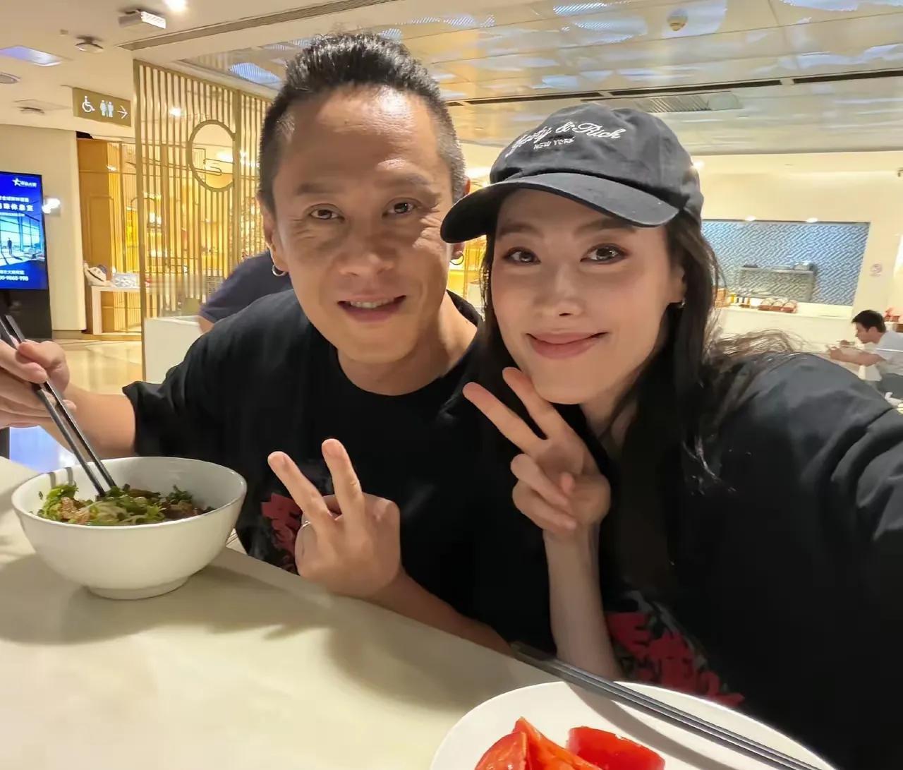 马浴柯好勇敢哦，还没有公开跟梁洛施结婚呢，可是国庆期间跟梁洛施的自拍，无名指上已