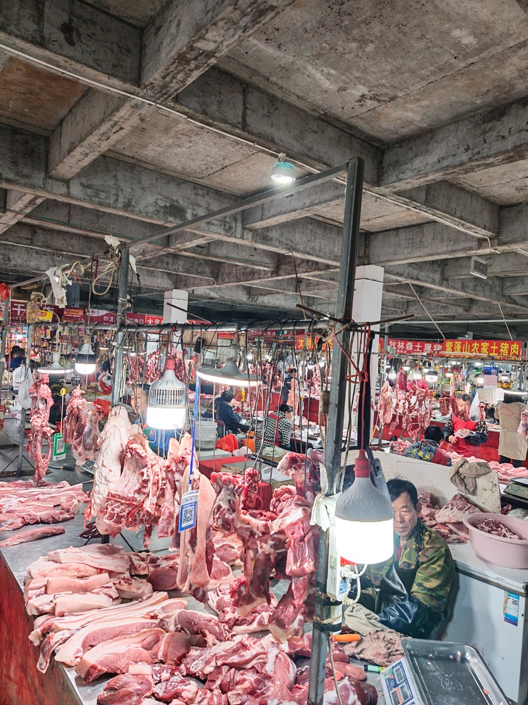 过年必备的香肠，又开始干起来啦！肉质鲜嫩，肥瘦相间，每一口都是满满的幸福感！咸香