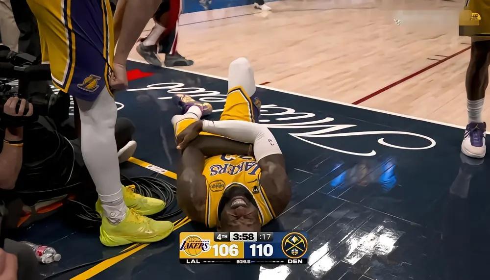 假摔帝碰上假摔帝，詹姆斯今天彻底发恕了。在今天湖人客场挑战掘金的焦点战第四节最后